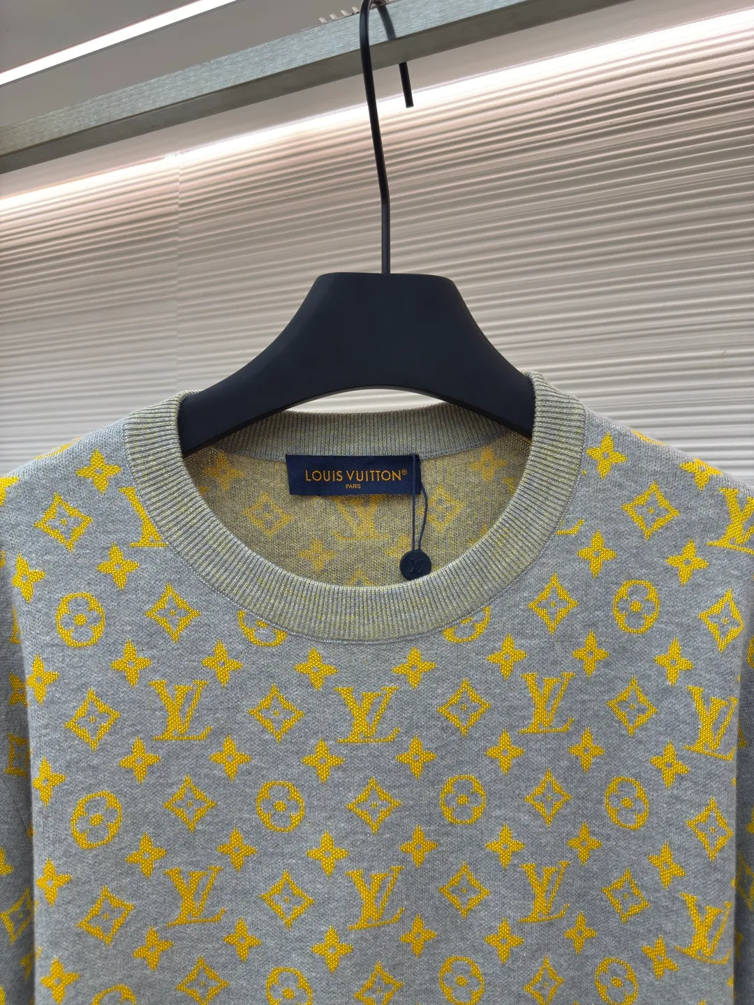 LOUIS VUITTON Presbyopic contrasting color woolen short sleeves ●Authentic product: 10200 purchased and developed ●Item number: 1680282-A70 ●Material: Wool custom-dyed combed cotton ●Technology: Jacquard technology ●Version: Fitted version ●Weight: about 330 grams ●Size: S-M-L-XL ●Description: Full Monogram Glow jacquard and elegant background collide with color contrast, making Monogram The pattern reflects the subtle sheen of mulberry silk. The overall wiring is straight and delicate, the fabric is comfortable and soft, and the color is consistent without color difference. It can be matched with the same style to create a fashionable look and control various occasions. Customized accessories, complete with three standards, same style for men and women!